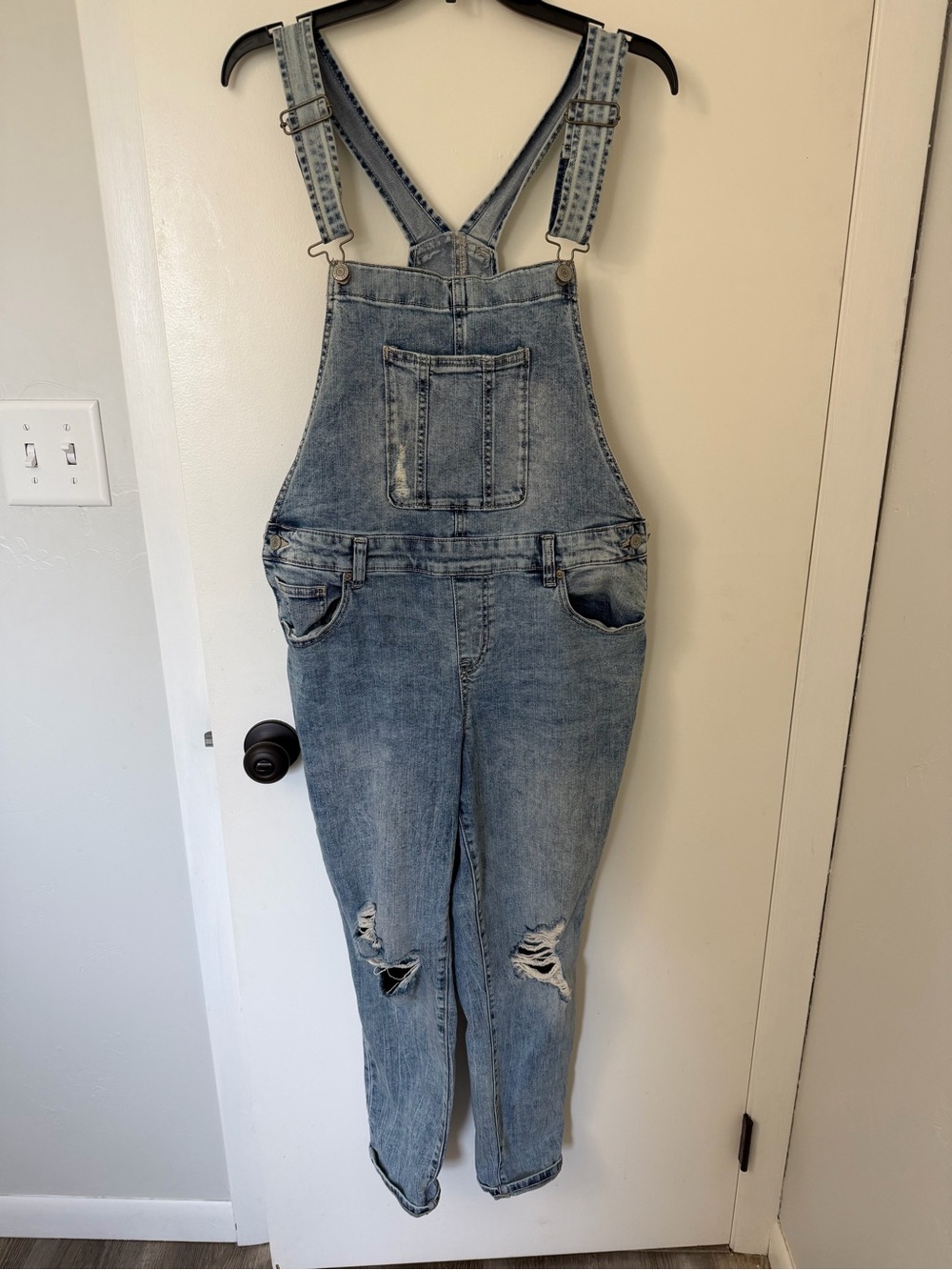 Maurice’s Light Wash Women’s Distressed Denim Overalls-size 10 Short like NEW🔥